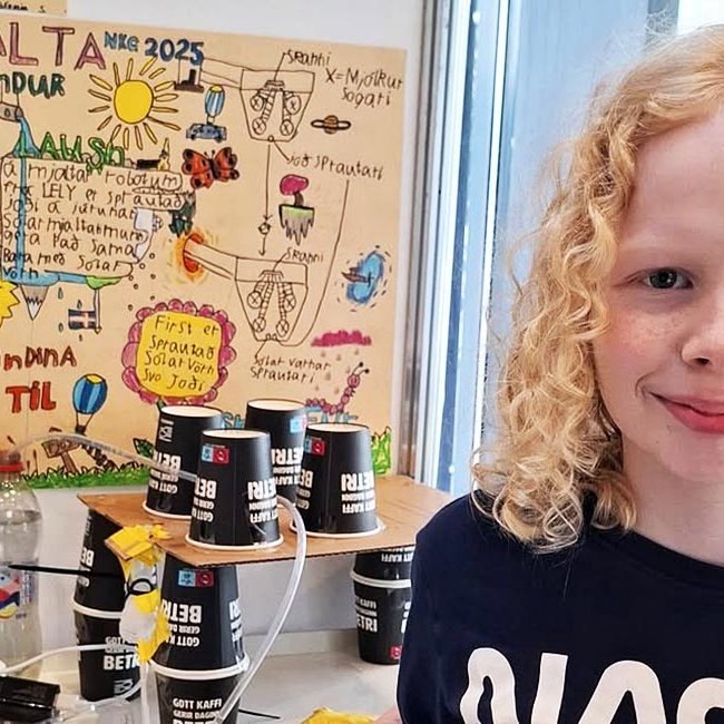 Snjólfur Atli fyrir framan vinningstillöguna. MYND AF VEF ÁRSKÓLA