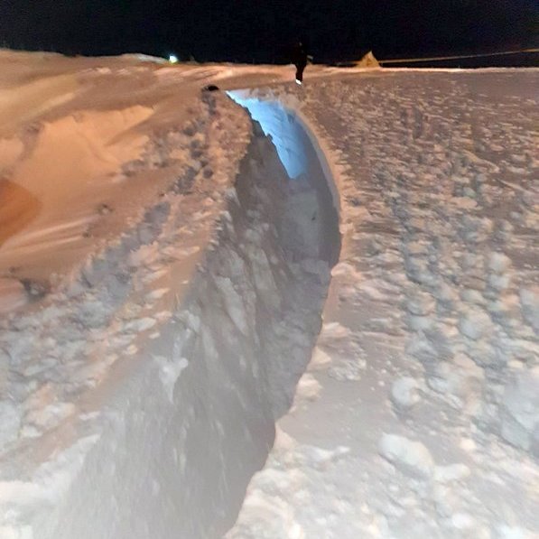 Stór sprunga hefur myndast í snjóalög ofan við húsnæði Vesturfarasetursins. Mynd af FB síðu Lögreglunnar á NV.