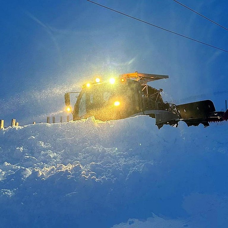 Snjótroðarinn tekinn til kostanna. MYND AÐSEND