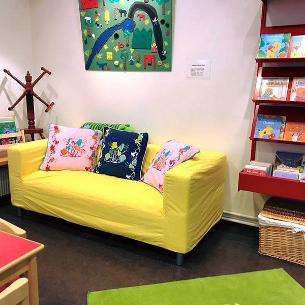 Nýi sófinn. Mynd: Facebooksíða Héraðsbókasafns A-Hún.