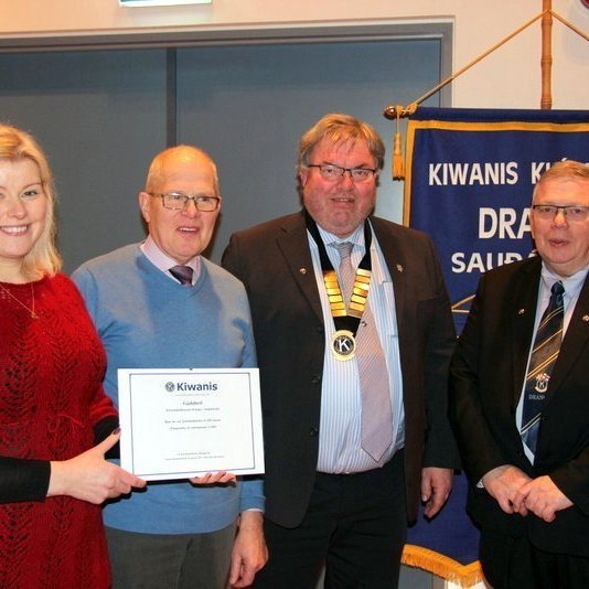 Við afhendingu stofnsjóðs fyrir nýjum líkbíl í Skagafirði í lok nóvember 2019. Séra Sigríður Gunnarsdóttir, sóknarprestur Sauðárkrókskirkju, Ingimar Jóhannsson, formaður safnaðarnefndar, Ómar Kjartansson, forseti Kiwanisklúbbs Sauðárkróks og Bjarki Tryggvason formaður styrktarnefndar. Mynd: PF.