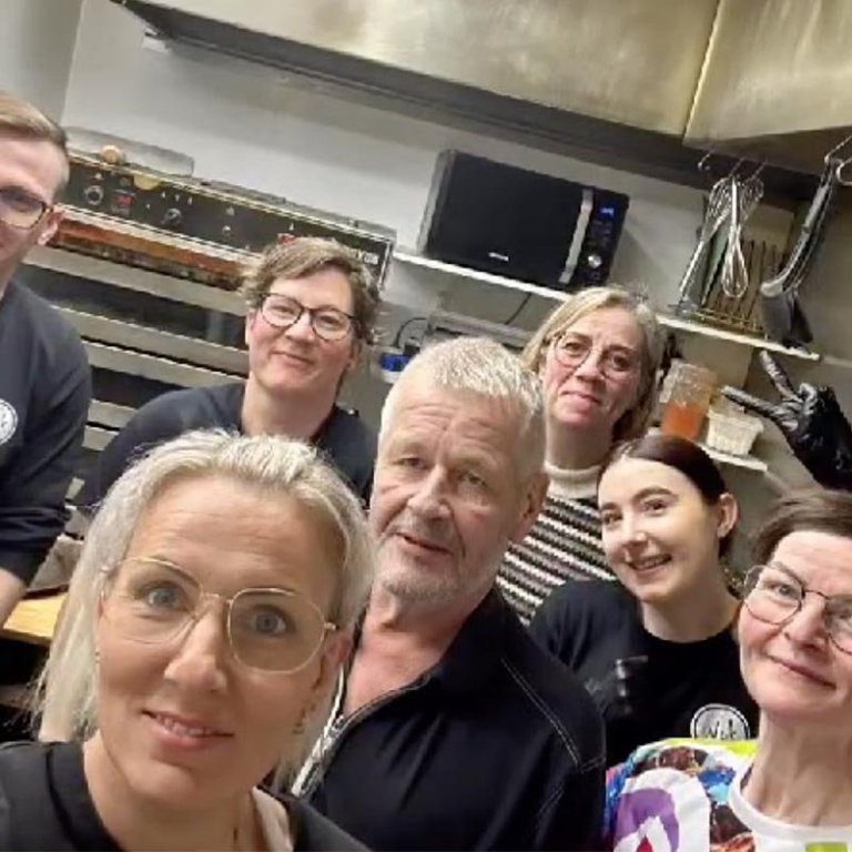 Úr eldhúsinu á Hard Wok Café í gær. SKJÁSKOT AF FB