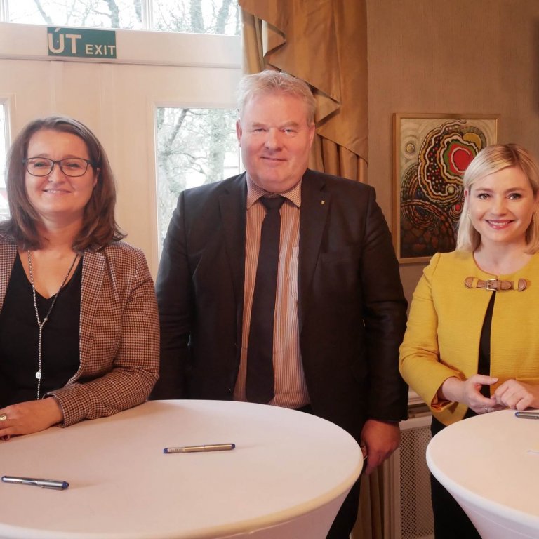 Við undirritun samninganna. Unnur Valborg Hilmarsdóttir, framkvæmdastjóri SSNV, Sigurður Ingi Jóhannsson, samgöngu- og sveitarstjórnarráðherra og Lilja Dögg Alfreðsdóttir, mennta- og menningarmálaráðherra. Mynd: stjornarradid.is