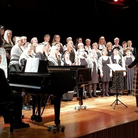 Kvennkórinn Sóldís söng við kynningu Þilsaþyts á hátíðarbúningi sem afhentur var Svf. Skagafirði sl. föstudag. Mynd: PF.