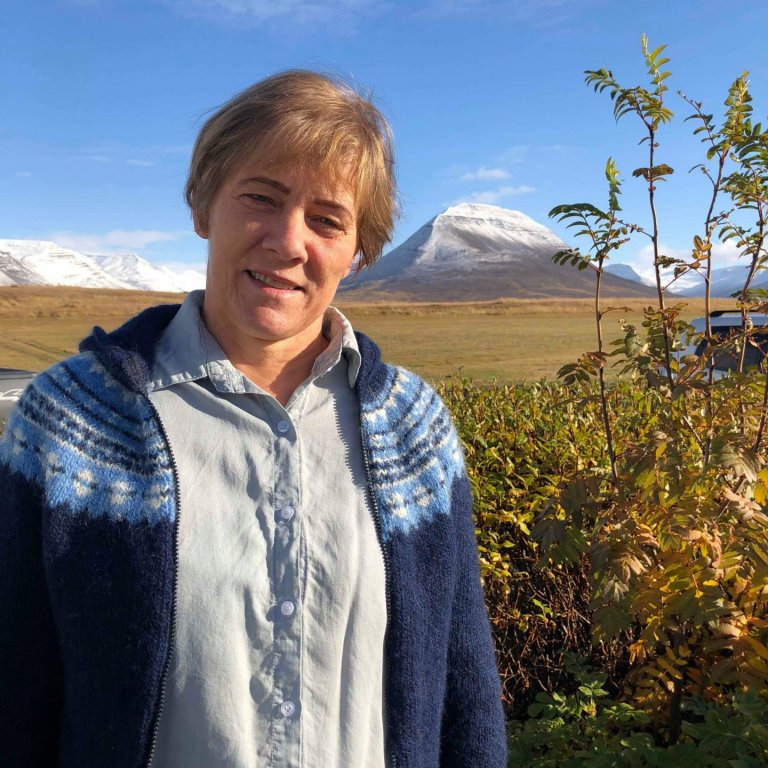 Solveig skartar hér fallegri lopapeysu. Aðsendar myndir.