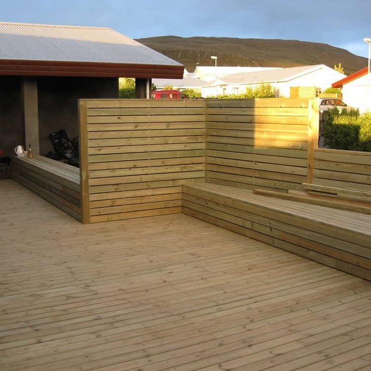 Svipaður sólpallur og heima hjá Konna. Mynd: Sælugarðar