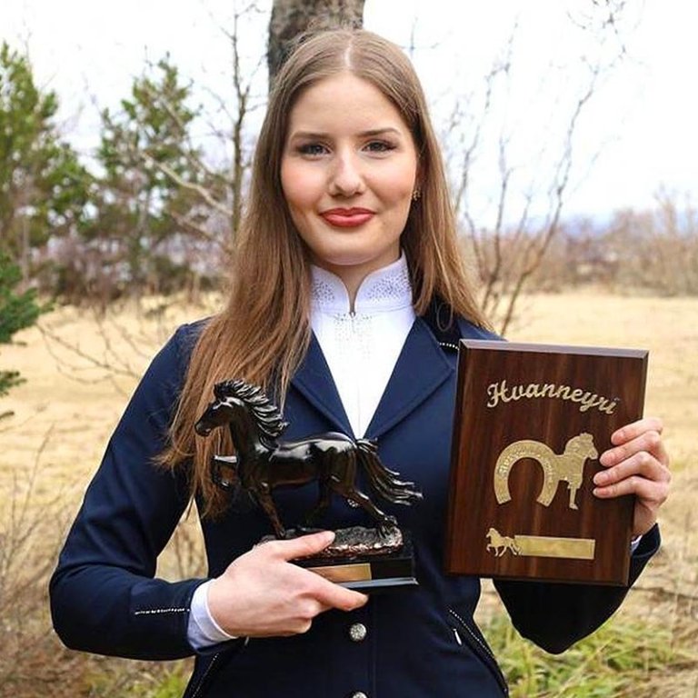 Sólrún Silfá Guðmundsdóttir með sigurlaunin. MYND: SIGURÐUR BOGI / MBL