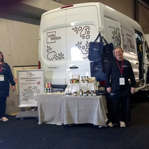 Systurnar Auðbjörg (t.v.) og Þórhildur (t.h.) stóðu vaktina f.h. Vörusmiðju BioPol á Landbúnaðarsýningunni um síðustu helgi.