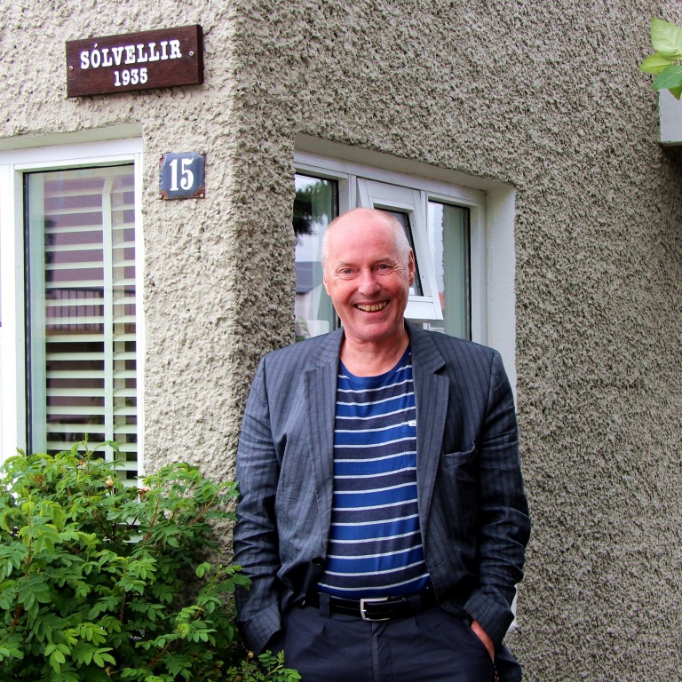 Sölvi Sveinsson fyrir utan uppeldisstöðvarnar, Sólvelli, á Skagfirðingabraut 15 Sauðárkróki. Ljósm./BÞ