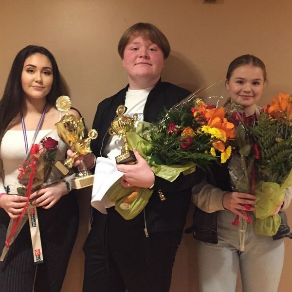 Sigurvegari í eldri flokki, Jóhann Smári Reynisson, fyrir miðju. Ásdís Aþena Magnúsdóttir (t.h.) varð í öðru sæti og Anna Rakel Gunnarsdóttir (t.v.) í því þriðja. Myndir: Ragnheiður Sveinsdóttir.