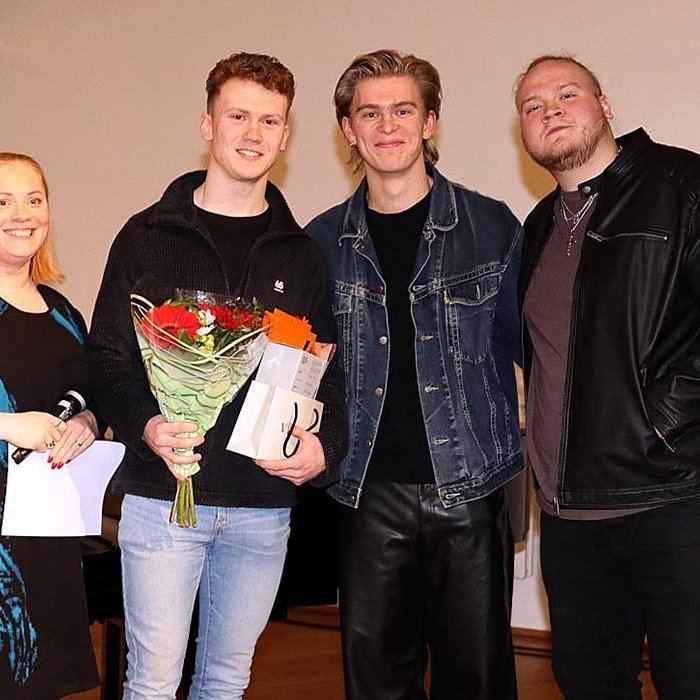 Bergsveinn með blómin og sigurlaunin – sver sjg eitthvað í ættina. MYND AF VEF FS