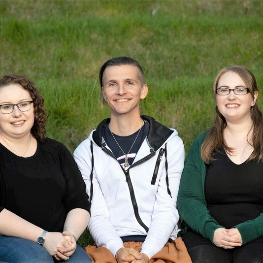 Lína Rut Olgeirsdóttir, Guðmundur Valur Viðarsson og Kristín Ólafsdóttir standa að baki Spæjaraskólans sem stefnir á útgáfu fyrsta ráðgátukassans í september. Mynd aðsend.