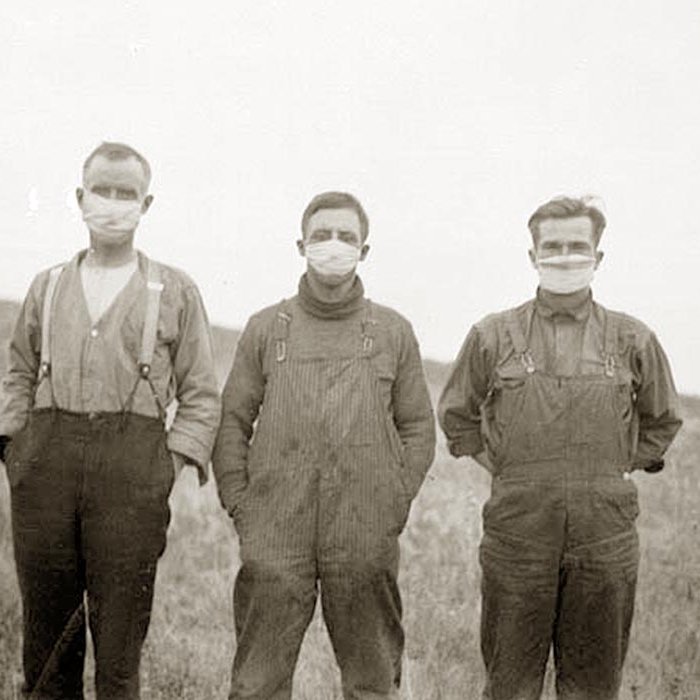 Bændur í Alberta bera grímur til að smitast ekki haustið 1918. MYND AF NETINU