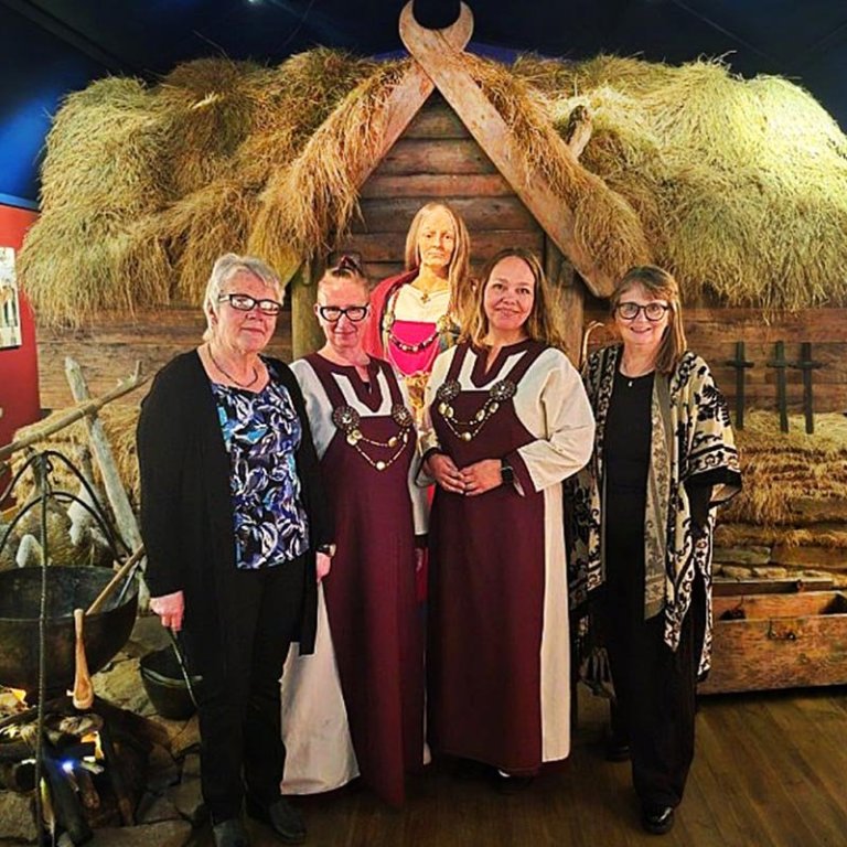 Frá vinstri: Sigrún Lárusdóttir, joj, Ástrós Elísdóttir og Dagný Sigmarsdóttir ásamt Þórdísi spákonu