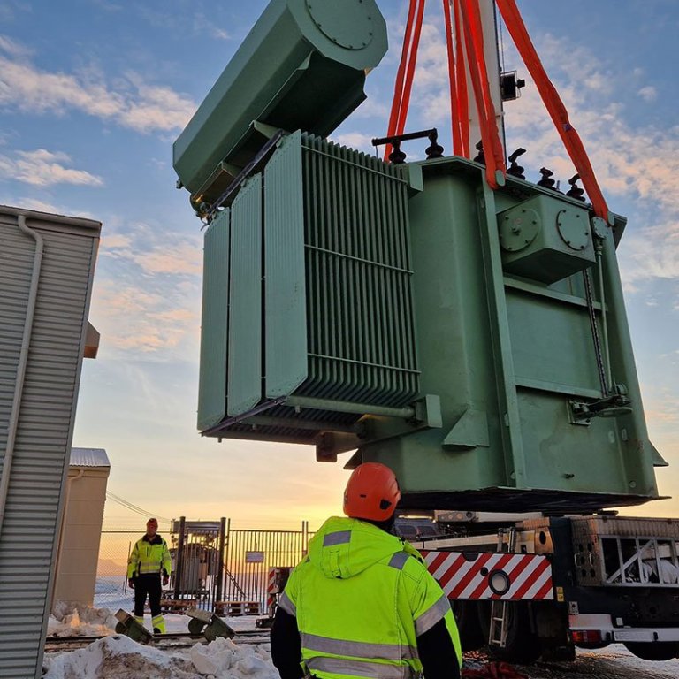 Spennir færður inn í nýja viðbyggingu aðveitustöðvar á Skagaströnd. MYND AF VEF RARIK