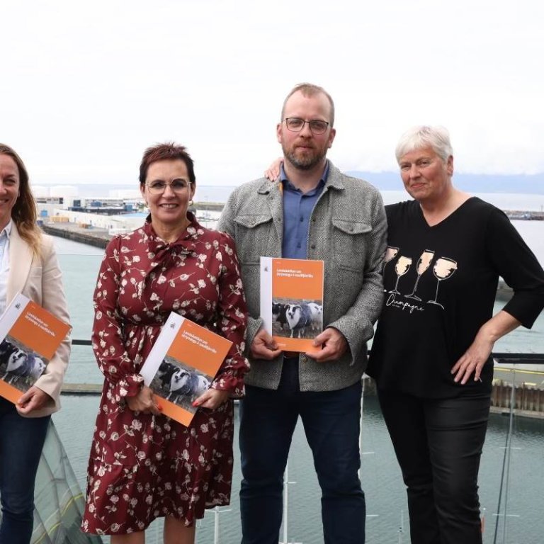 F.v. Hrönn Ólína Jörundsdóttir forstjóri Matvæalstofnunar, Bjarkey Olsen Gunnarsdóttir matvælaráðherra, Trausti Hjálmarsson formaður bændasamtakanna og Sigurborg Daðadóttir yfirdýralæknir. Mynd tekin af stjornarradid.is