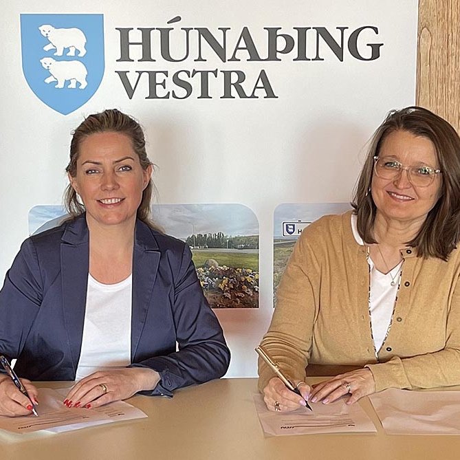 Katrín og Unnur Valborg við undirritun samningsins. MYND AF VEF SSNV