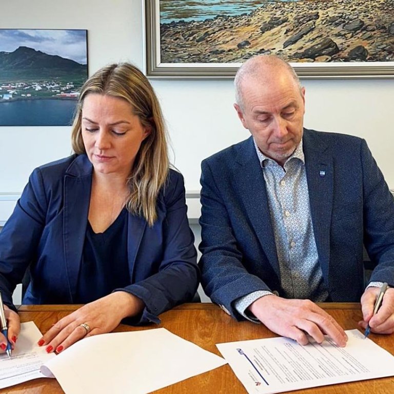 Samningur undirritaður af Katrínu M. Guðjónsdóttur framkvæmdastjóra landshlutasamtakanna og Ólafi Þór Ólafssyni starfandi sveitarstjóra Skagastrandar. MYND AF VEF SSNV