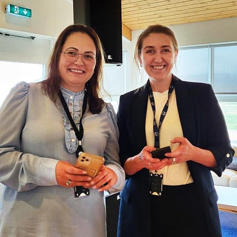 Ásdís Ýr Arnardóttir, sérfræðingur hjá Lögreglunni á Norðurlandi vestra, og Sveinbjörg Rut Pétursdóttir, framkvæmdastjóri SSNV, við undirritun samningsins. MYND AF SSNV.IS