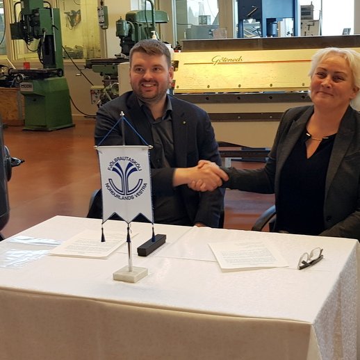 Ásmundur Einar Daðason, mennta- og barnamálaráðherra, og Ingileif oddsdóttir, skólameistari FNV, rita nöfn sín undir viljayfirlýsingu um stækkun verknámshúss skólans. Myndir: PF