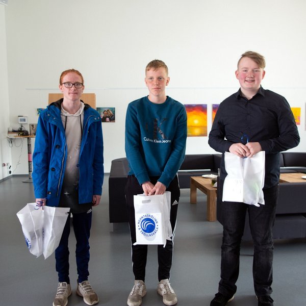 Verðlaunahafarnir þrír. Mynd: mtr.is