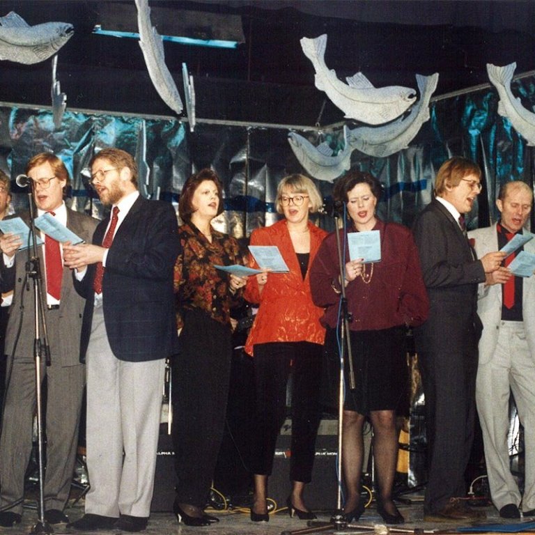 Stangaveiðikórinn í stuði á sviðinu í Bifröst á níunda áratugnum. Árshátíðir Stangveiðifélags Sauðárkróks voru geysifjörugar samkomur og nánast slegist um miðana. Á þessum árum hefðu 54 laxar sennilega þótt dræm vikuveiði í Blöndu en Stangaveiðifélag Sauðárkróks hafði um árabil Blöndu á leigu. Það er næsta víst að  Erling P hefði minnst á slæmar veiðitölur í söngtextum sínum fyrir kórinn ef sumarið hefði gefið 54 laxa allt í allt.  MYND: SIGMUNDUR GUÐMUNDS