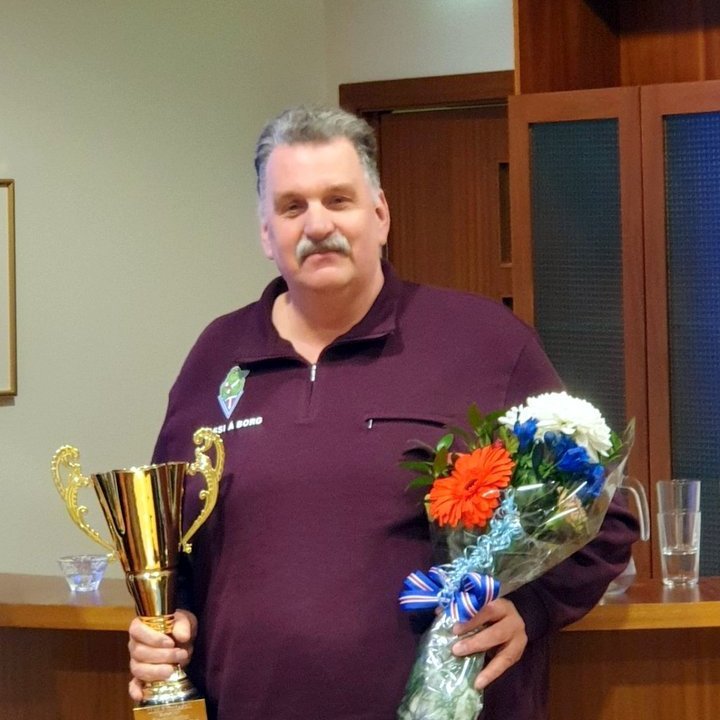 Björn Hansen tekur við starfsbikar Tindastóls. Mynd: Tindastóll.is.