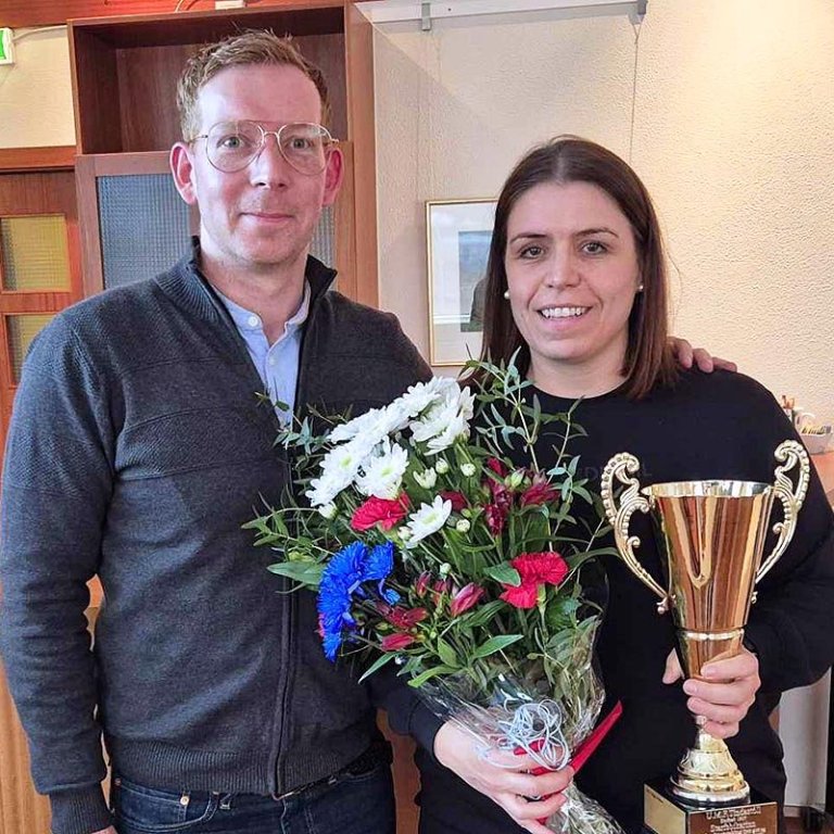 Magnús Barðdal formaður UMFT ásamt Sigríði Ingi Viggósdóttur sem tók við viðurkenningunni fyrir hönd föður síns. MYND AF VEF TINDASTÓLS