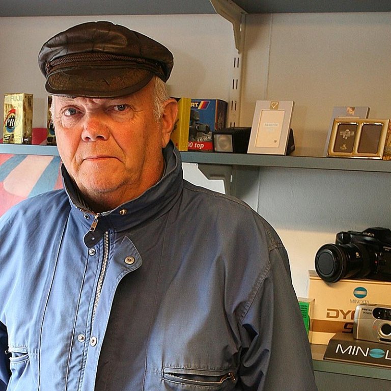 Stebbi Ped í afgreiðslunni á ljósmyndastofu sinni við Aðalgötuna á Króknum árið 2014. MYND: BERGLIND ÞORSTEINS