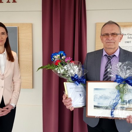 Stefán R. Gíslason var sæmdur samfélagsverðlaunum Sveitarfélagsins Skagafjarðar þann 1. maí sl. og er hér hlaðinn gjöfum sem Ingibjörg Huld Þórðardóttir, varaformanns atvinnu-, menningar- og kynningarnefndar Sveitarfélagsins Skagafjarðar færð honum. Mynd: PF.