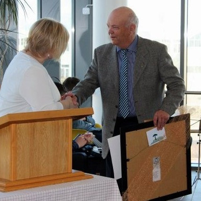 Stefán Pedersen tekur við fyrstu samfélagsverðlaunum Svf. Skagafjarðar árið 2016. Mynd: PF.