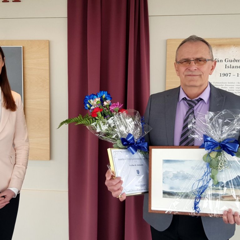 Ingibjörg Huld Þórðardóttir afhendir Stefáni R. Gíslasyni Samfélagsverðlaun Svf. Skagafjarðar. Mynd: PF.