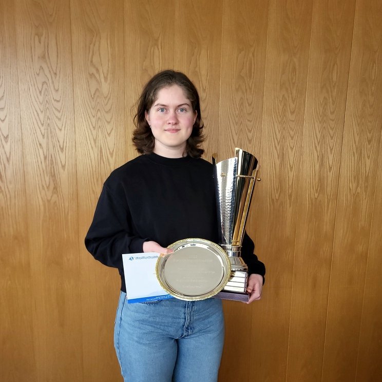 Stefanía með afreksbikar og viðurkenningarskjal. Mynd: PF.