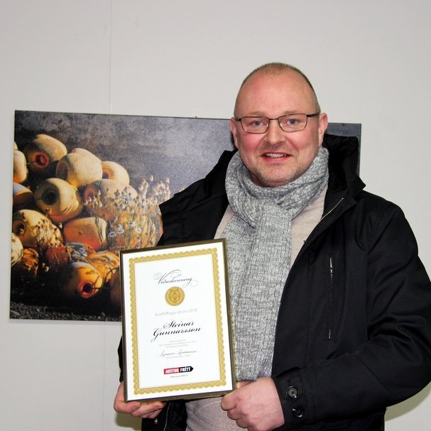 Steinar með viðurkenninguna. Mynd: PF.