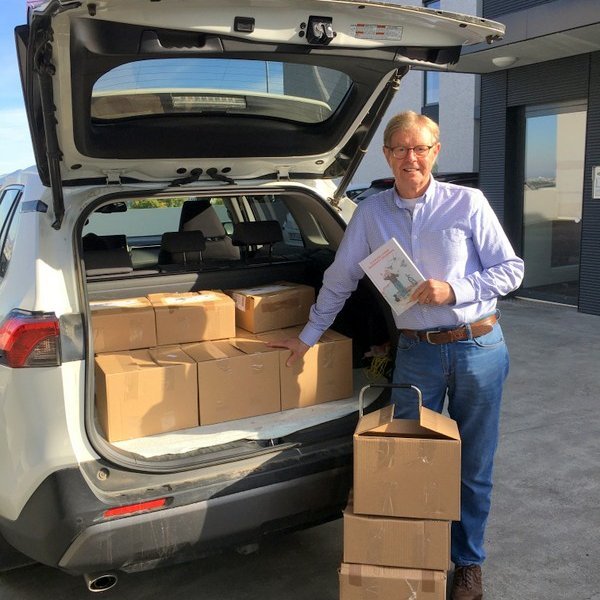 Rithöfundurinn og bókaútgefandinn Steinn Kárason frá Sauðárkróki stendur í ströngu við að dreifa í verslanir nýútkominni skáldsögu sinni „Glaðlega leikur skugginn í sólskininu“ Kristín Arnardóttir.