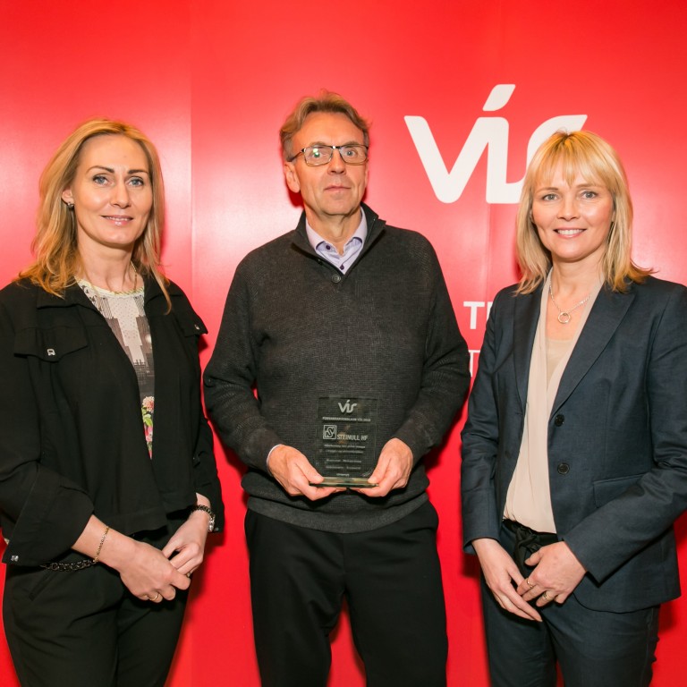 Frá afhendingu viðurkenningarinnar sl. fimmtudag. Auður Björk Guðmundsdóttir framkvæmdastjóri fyrirtækjasviðs VÍS, Einar Einarsson framkvæmdastjóri Steinullar og Sigrún Ragna Ólafsdóttir forstjóri VÍS. Mynd: VÍS.