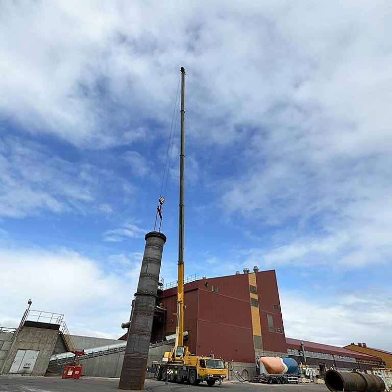 Engan smá krana þurftir til að hífa endurnýjaðan stromp á sinn stað. MYND: ÓAB