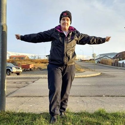 Stella Guðbjörnsdóttir lét ekki Covid reglur stoppa íþróttakennslu eldri borgara á Hvammstanga svo hún flutti æfingarnar bara út undir bert loft. Aðsendar myndir.