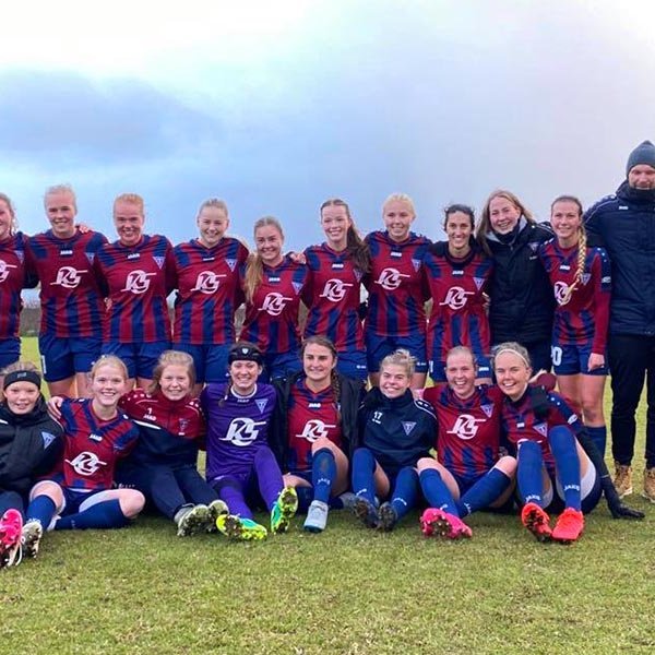 Stólastúlkur og þjálfarar fagna sæti í efstu deild. MYND: GUÐNÝ GUÐMUNDS