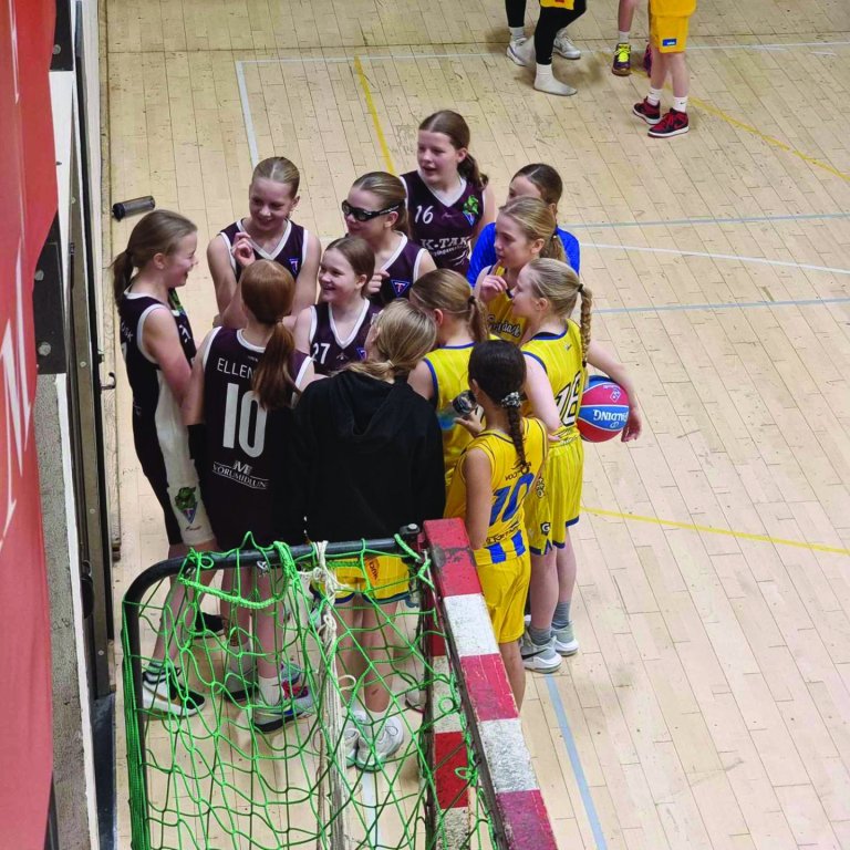 Stelpurnar í Tindastól að spjalla við stelpur úr Grindavík.
MYND: HELGI FREYR MARGEIRSSON.