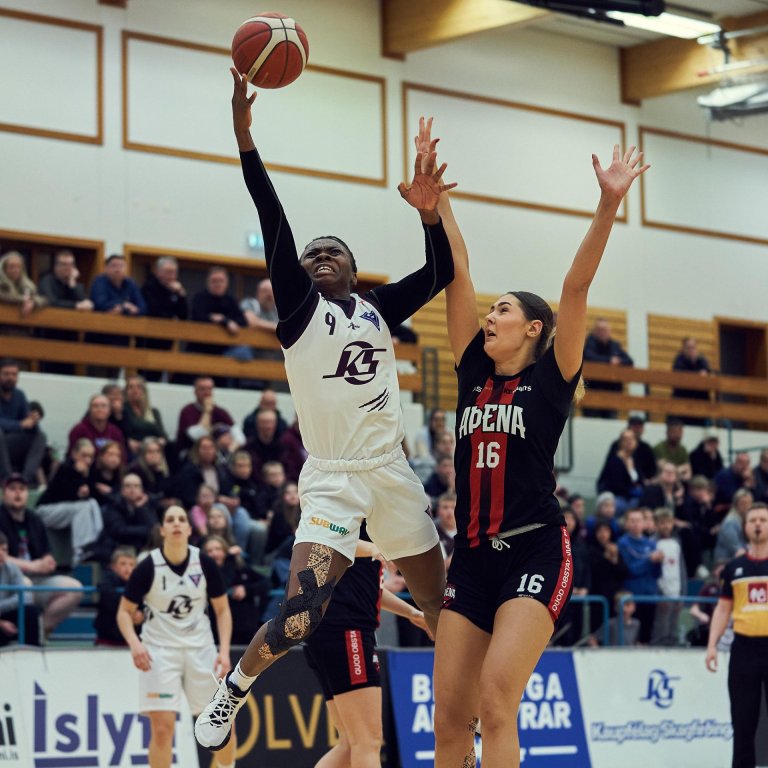 Það verður stemmari í Síkinu á þriðjudaginn í fjórða leik Tindastóls og Aþenu. Ifu hefur verið öflug í síðustu tveimur leikjum eftir að hafa verið meidd í fyrsta leik einvígsins. Hér fer hún grimm á körfu gestanna í Síkinu í leik 2. MYND: SIGURÐUR INGI
