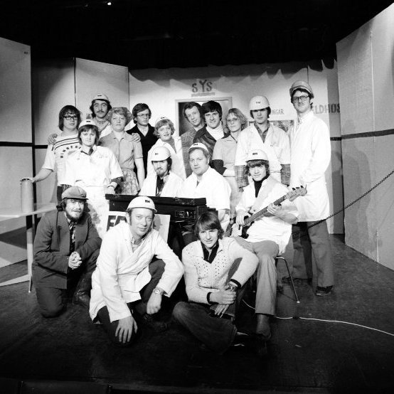 Leikarar og starfsfólk í Sláturhúsið Hraðar hendur. Standandi frá vinstri: Helgi Gunnarsson, Íris Dóróthea Randversdóttir, Frosti Frostason, Halldóra Helgadóttir, Jóhann Ólafsson (Ninni póst), Halla Steinunn Tómasdóttir, Páll Ragnarsson, Svavar Jósefsson, Ásta Egilsdóttir, Þórólfur Stefánsson og Gunnlaugur Ólsen.
Hljóðfæraleikarar: Lárus Sighvatsson, Sigurgeir Angantýsson (Muni) og Eiríkur Hilmisson.
Krjúpandi eru þeir Stefán Árnason, Hilmir Jóhannesson og Sigurfinnur Sigurjónsson. Myndir: HSK – STEP.