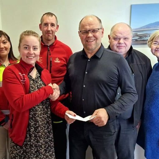 Við gjöfinni tók Hafdís Einarsdóttir, formaður Skagfirðingasveitar, Ásmundur Pálmason, framkvæmdastjóri Steypustöðvarinnar afhenti gjöfina. 
Með þeim á myndinni eru Ásta Birna Jónsdóttir, Stefán Valur Jónsson, Friðrik Pálmason og Ásta Pálmadóttir