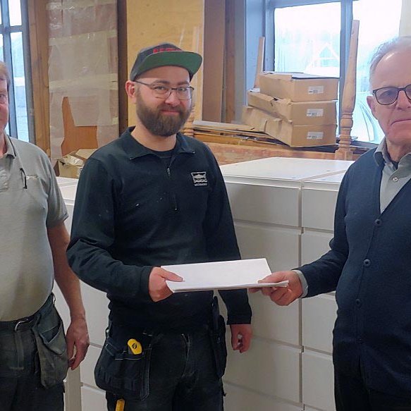 Á myndinni eru, talið frá vinstri: Guðmundur R. Sigurðsson stjórnarformaður Trésmiðjunnar Stíganda, Guðmundur Sigurjónssoan framkvæmdastjóri og Jóhannes Torfason framkvæmdastjóri Ámundakinnar.