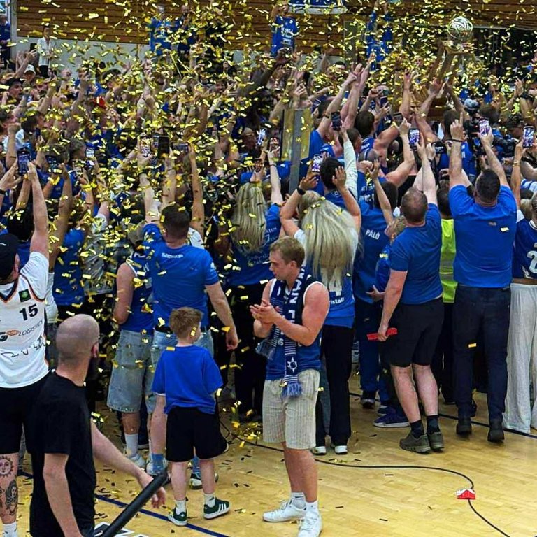 Leikmenn Stjörnunnar fagna með stuðningsmönnum í Síkinu að leik loknum. MYND: GG