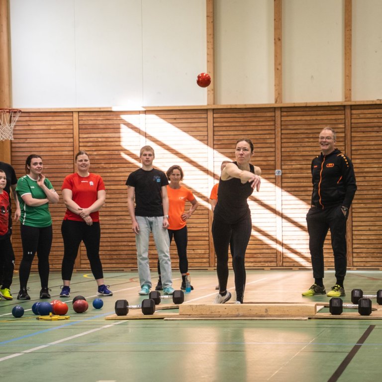 Camille Leblanc einbeitt í kúluvarpi.(Helgi Hólm lengst,t,v) Mynd: Anup Gurung.