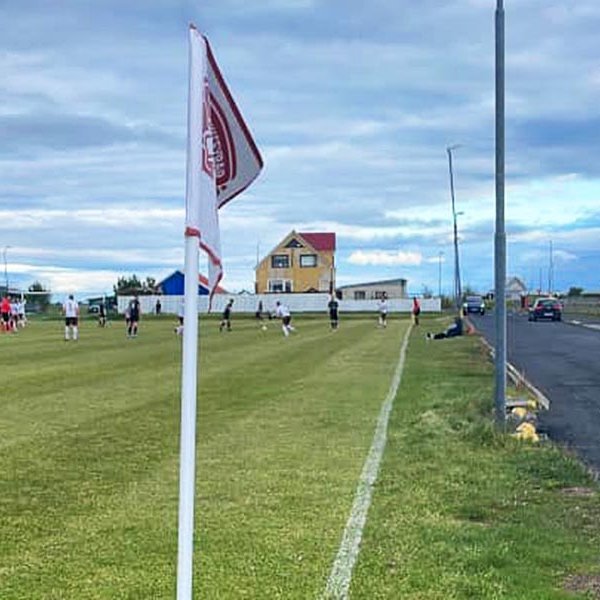 Vallaraðstæður er mismunandi í 4. deildinni en sennilega óvíða eins spes og á Stokkseyrarvelli. MYND AF FB STUÐNINGSMANNA TINDASTÓLS