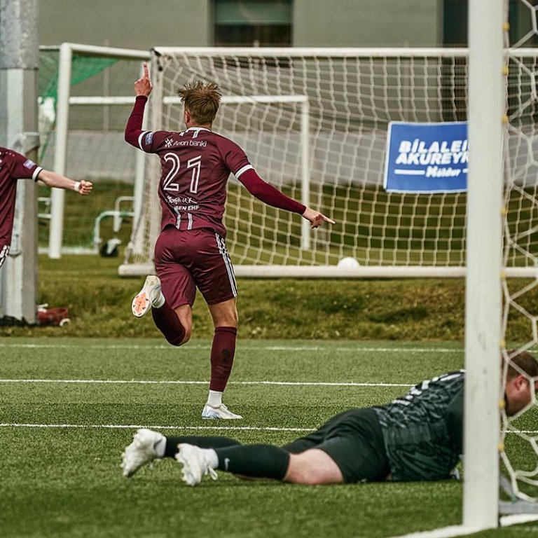 Addi Ólafs kemur Stólunum í 2-0 í upphafi síðari hálfleiks. Á myndinni neðst í fréttinni sjást Tindastólsmenn fagna. MYNDIR: SIGURÐUR INGI