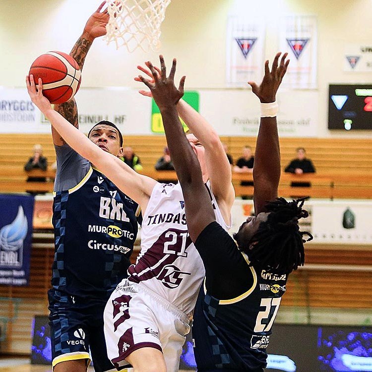 Júlíus Orri í kröppum dansi í teig Belganna. MYND: HJALTI ÁRNA