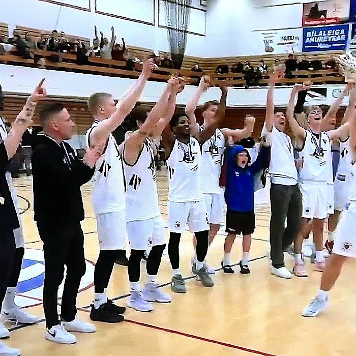 Pétur tekur við bikarnum í kvöld – til hamingju strákar! MYND: ÓAB